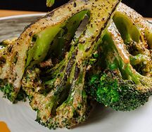 Стейк из брокколи под ореховым соусом