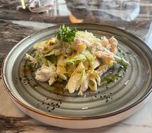 Салат с пенне и жареным цыпленком