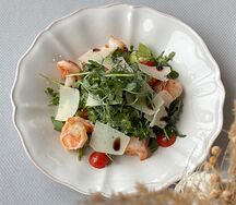 Салат с рукколой, авокадо и креветками 