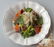 Салат с ростбифом, овощами и морковной заправкой