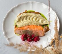 Стейк из форели с картофельным пюре и трюфелем