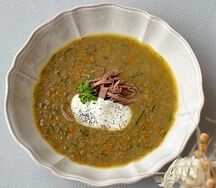 Чечевичный суп с говяжьим языком и подкопченной сметаной