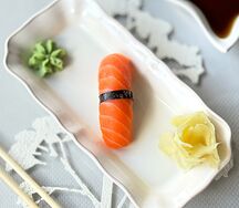 Суши с лососем
