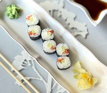 Ролл со сливочным сыром с лососем