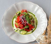 Салат с томатами, авокадо и сыром Фета