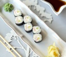 Ролл со сливочным сыром и креветкой