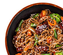 Говядина в перечно-устричном соусе с гречневой лапшой