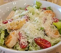 Салат Цезарь с курицей