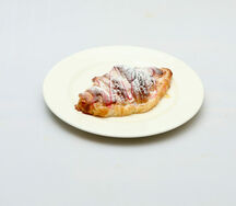 Круассан миндальный с малиной