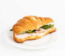 Круассан с копченой куриной грудкой
