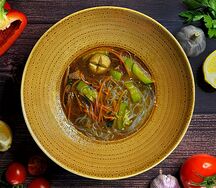 Рамен с говядиной и рисовой лапшой