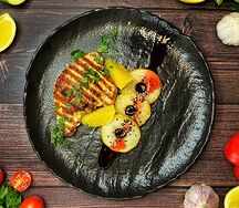 Индейка с грушей и гранатовым соусом