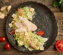 Салат Цезарь с цыпленком