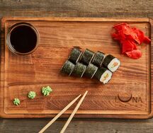 Ролл с лососем и огурцом