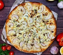 Пицца с грушей и сыром дорблю