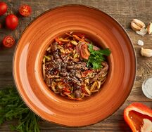 Вок с говядиной в соусе кимчи