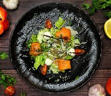 Салат с лососем и сливочным сыром