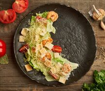 Салат Цезарь с креветками