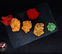 Гункан с лососем острый