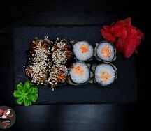 Классический ролл с лососем хот