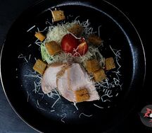 Салат цезарь с курицей