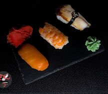 Суши с лососем