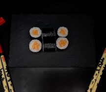 Классический ролл с лососем