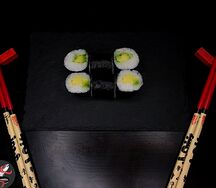 Классический ролл с авокадо