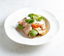 Бенедикт с беконом и яйцом пашот