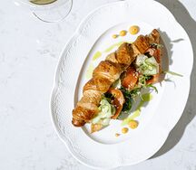 Круассан с лососем