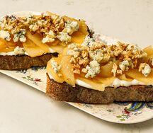 Брускетта с карамелизированной грушей