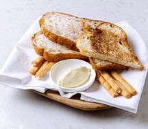 Бриошь, чиабатта, гриссини, зелёное сливочное масло