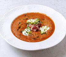 Гаспачо с сыровяленой уткой и страчателлой