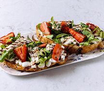 Брускетта с клубникой и камамбером