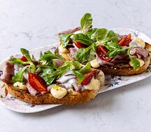 Брускетта с ростбифом и соусом блю чиз