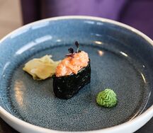 Гункан с лососем