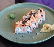 Ролл с креветкой в лососе