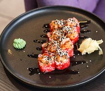 Ролл с лососем и соусом перикаро