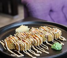 Ролл с тунцом и лососем в темпуре