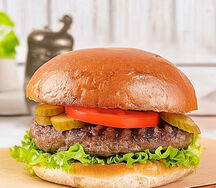 Острый бургер с говядиной и картофелем фри 