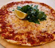 Лахмаджун с сыром