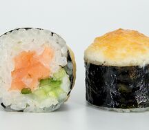 Запеченный ролл с лососем