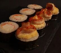 Запеченный ролл с креветкой и сыром