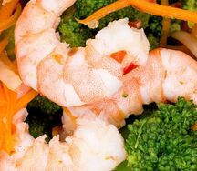 Брокколи с креветкой и соус на выбор