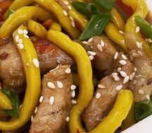 Удон с цыпленком и соусом на выбор