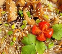 Фунчоза с цыпленком и соус на выбор