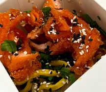 Удон с лососем и соусом на выбор