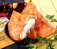 Чебурек с сыром моцарелла