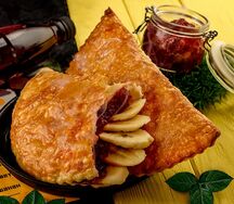 Чебурек с клубникой и бананом