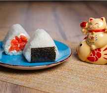 Онигири с лососем и сливочным сыром